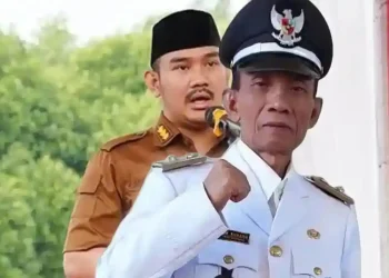 KPK mengungkap peran ayah Bupati Bekasi dalam dugaan suap ijon proyek senilai miliaran rupiah. Simak kronologi dan penjelasannya. (Foto: Tribunnews)