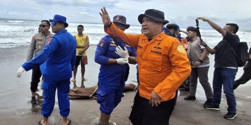 Wisatawan diminta tidak berenang di Pantai Pangandaran karena ada palung berbahaya yang menarik ke tengah laut. Berikut penjelasan pihak kepolisian. (Foto: cekber.com)