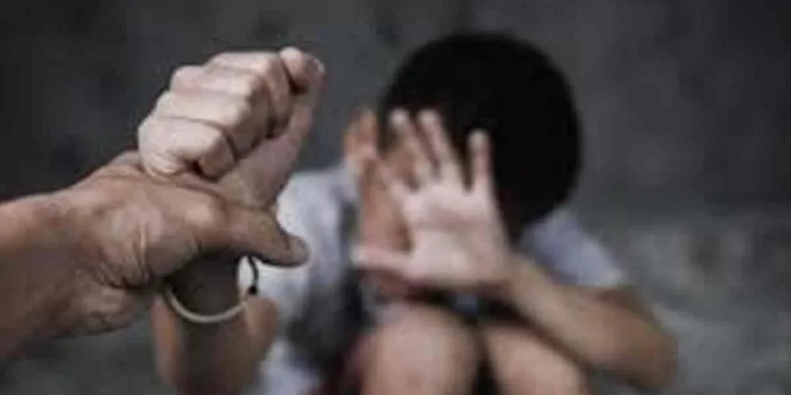 Kasus balita Bogor dianiaya ayah tiri hingga patah kaki dan kepala dioperasi. Polisi menyelidiki peran ibu yang disebut menutupi aksi pelaku.