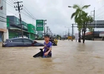Pemerintah Thailand berikan 2 juta Baht kepada keluarga korban tewas akibat banjir di Songkhla tanpa syarat dokumen. (Foto: x/bernamadotcom)