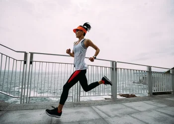 Olahraga memang sehat, tapi ternyata latihan berlebihan justru bisa mempercepat penuaan tubuh. Simak penjelasan para ahli tentang risiko dan cara berolahraga yang tepat. (Foto: Halodoc)