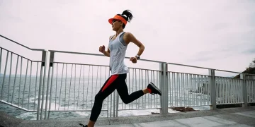 Olahraga memang sehat, tapi ternyata latihan berlebihan justru bisa mempercepat penuaan tubuh. Simak penjelasan para ahli tentang risiko dan cara berolahraga yang tepat. (Foto: Halodoc)