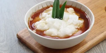 Resep bubur sumsum lembut dan mulus, pakai trik tepung tapioka agar tak bau tepung. Saus gula merah legit, cocok jadi camilan hangat keluarga. (Foto: Halodoc)