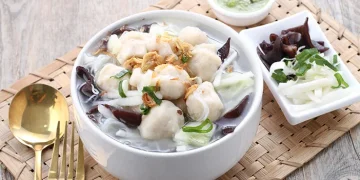 Resep Tekwan hangat khas Palembang dengan kuah kaldu ikan yang gurih dan segar. Cocok untuk menu makan malam sederhana yang praktis dan hemat.