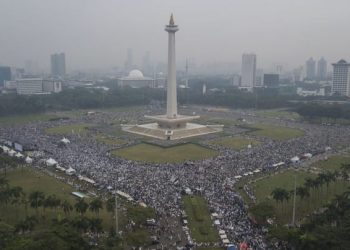 Jakarta menggelar demo pagi dan Reuni 212 sore ini. Polisi menyiapkan rekayasa lalu lintas dan imbauan hindari sejumlah ruas jalan. (Foto: ANTARA FOTO/ Fakhri Hermansyah/nz)