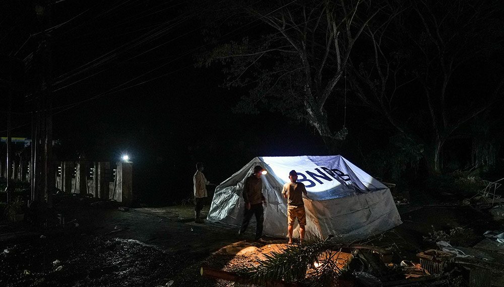 Banyak wilayah Aceh Tamiang masih gelap pasca banjir, warga terpaksa membakar kayu dan memakai genset untuk penerangan hingga malam hari. (Foto: ANTARA FOTO/Erlangga Bregas Prakoso)