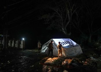 Banyak wilayah Aceh Tamiang masih gelap pasca banjir, warga terpaksa membakar kayu dan memakai genset untuk penerangan hingga malam hari. (Foto: ANTARA FOTO/Erlangga Bregas Prakoso)