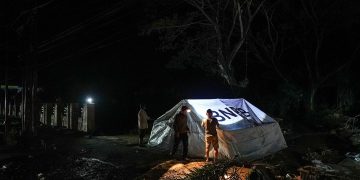 Banyak wilayah Aceh Tamiang masih gelap pasca banjir, warga terpaksa membakar kayu dan memakai genset untuk penerangan hingga malam hari. (Foto: ANTARA FOTO/Erlangga Bregas Prakoso)