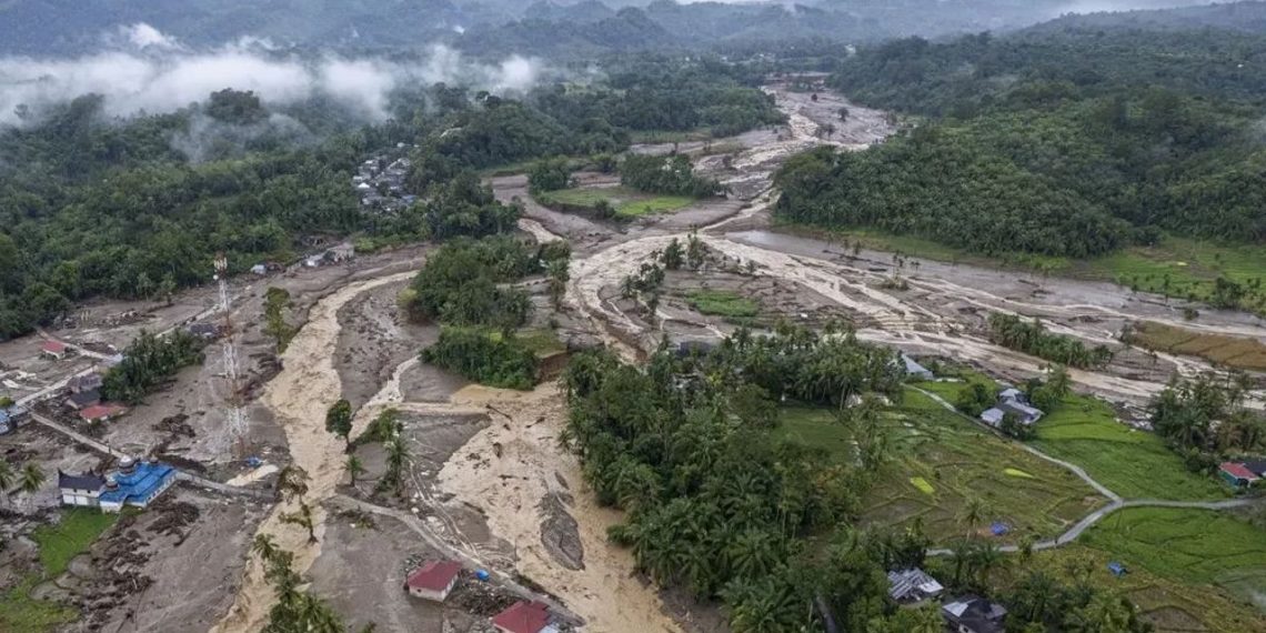 Banjir dan longsor di Sumatra menelan 969 korban jiwa dan menyebabkan lebih dari 902 ribu warga mengungsi per 10 Desember 2025. (Foto: ANTARA FOTO/Wahdi Septiawan)