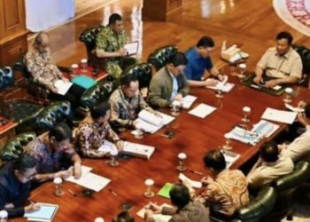 Prabowo memimpin rapat terbatas di Hambalang, membahas pengungsi bencana Sumatra dan persiapan libur Natal serta tahun baru. (Foto: Antara)