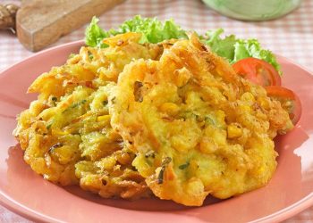 Resep bakwan jagung krispi yang gurih, renyah tahan lama, dan tidak mudah lembek. Cocok untuk camilan hemat di rumah. (Foto: tiptop.co.id)