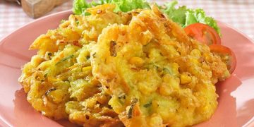 Resep bakwan jagung krispi yang gurih, renyah tahan lama, dan tidak mudah lembek. Cocok untuk camilan hemat di rumah. (Foto: tiptop.co.id)