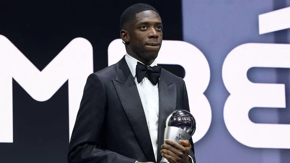 Ousmane Dembele Raih Pemain Terbaik FIFA, Ungguli Mbappe dan Yamal Ousmane Dembele meraih gelar Pemain Terbaik FIFA usai tampil impresif dan membawa PSG meraih banyak gelar musim lalu. (Foto: Getty Images)