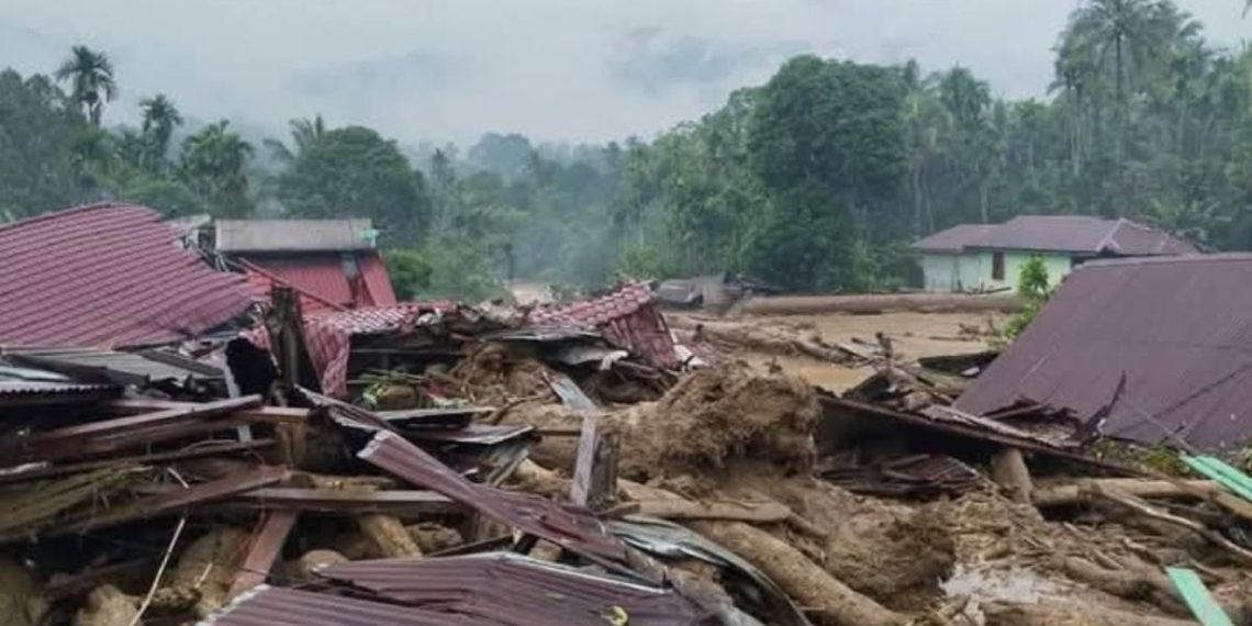 Korban bencana di Sumatra bertambah, pengungsi mulai sakit, dan bau bangkai tercium di beberapa wilayah terdampak banjir bandang. (Foto: Dok BNPB)