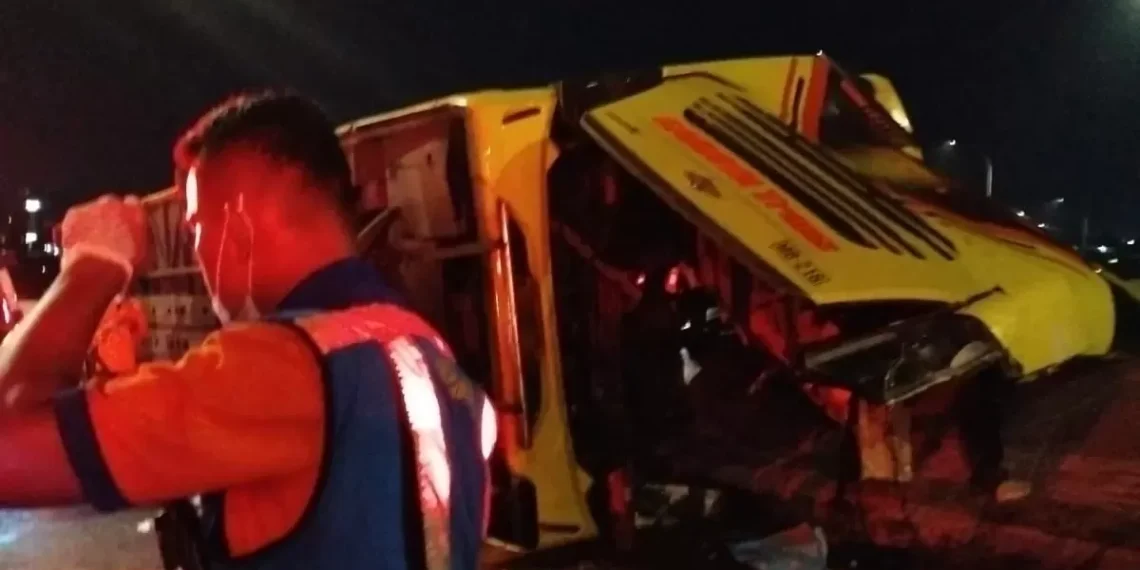 Kecelakaan bus Cahaya Trans di Tol Semarang menewaskan belasan penumpang. Bus terguling saat melaju kencang menuju Yogyakarta dini hari. (Foto: Istimewa)