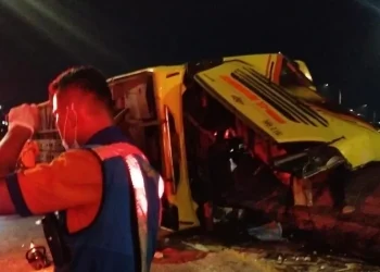 Kecelakaan bus Cahaya Trans di Tol Semarang menewaskan belasan penumpang. Bus terguling saat melaju kencang menuju Yogyakarta dini hari. (Foto: Istimewa)
