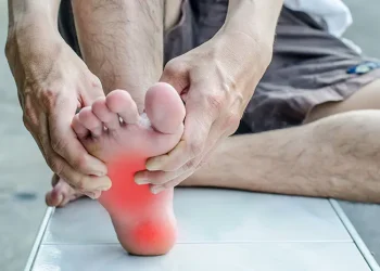 Nyeri di telapak kaki tidak selalu berarti asam urat. Kenali perbedaan gejala asam urat dan penyebab medis lainnya.