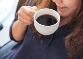 Penelitian terbaru menunjukkan minum kopi di pagi hari berkaitan dengan penurunan risiko kematian dan penyakit jantung. (Foto: eatthis.com)