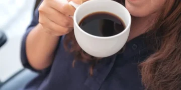 Penelitian terbaru menunjukkan minum kopi di pagi hari berkaitan dengan penurunan risiko kematian dan penyakit jantung. (Foto: eatthis.com)