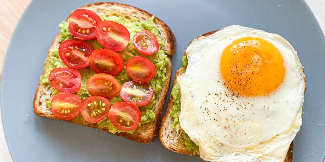 Sarapan dengan pilihan makanan bergizi dapat membantu menurunkan kecemasan. Temukan rekomendasi menu pagi yang sehat dan mendukung kesehatan mental. (Foto: madaninews.id)