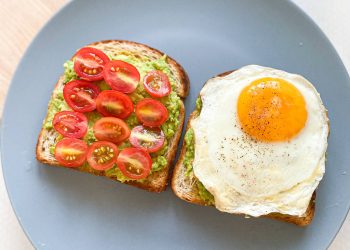 Sarapan dengan pilihan makanan bergizi dapat membantu menurunkan kecemasan. Temukan rekomendasi menu pagi yang sehat dan mendukung kesehatan mental. (Foto: madaninews.id)