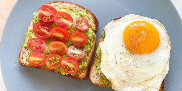 Sarapan dengan pilihan makanan bergizi dapat membantu menurunkan kecemasan. Temukan rekomendasi menu pagi yang sehat dan mendukung kesehatan mental. (Foto: madaninews.id)