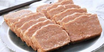 Resep Luncheon Ayam Homemade lembut dan gurih, cocok untuk bekal anak dan suami. Praktis, hemat, bergizi, dan anti gagal. Simak langkah lengkapnya di sini. (Foto: youtube.com/freesiaa)a