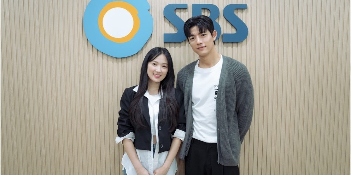 Drama baru No Tail To Tell yang dibintangi Kim Hye Yoon dan Lomon merilis first look script reading dan mengumumkan jadwal tayang perdana Januari 2026. (Foto: SBS)