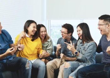 Penelitian menunjukkan pola bicara dapat mengungkap tanda awal penuaan otak. Ketahui faktor dan temuan ilmiahnya. (Foto: Getty Images/ChayTee)