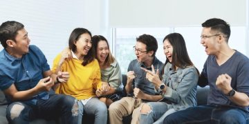 Penelitian menunjukkan pola bicara dapat mengungkap tanda awal penuaan otak. Ketahui faktor dan temuan ilmiahnya. (Foto: Getty Images/ChayTee)