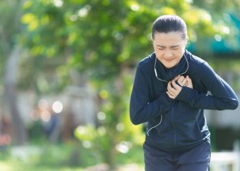 Kenali gejala bahaya saat olahraga yang bisa memicu jantung kolaps. Dokter menjelaskan tanda tubuh yang harus segera direspons. (Foto: Getty Images/champja)