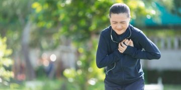 Kenali gejala bahaya saat olahraga yang bisa memicu jantung kolaps. Dokter menjelaskan tanda tubuh yang harus segera direspons. (Foto: Getty Images/champja)