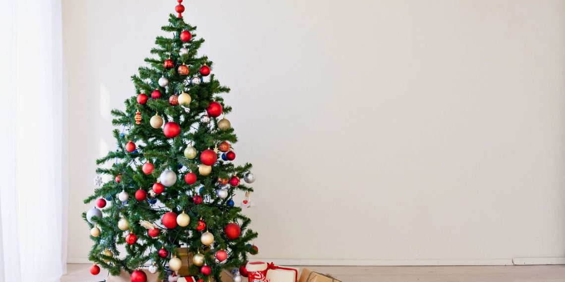 Perdebatan hukum mengucapkan selamat Natal bagi Muslim terus terjadi. Simak penjelasan lengkap pandangan ulama beserta dasar dalilnya di sini. (Foto: berbuatbaik.id)