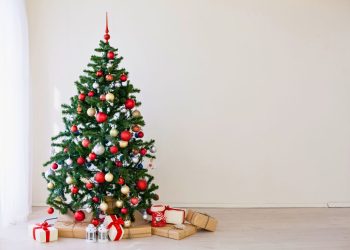 Perdebatan hukum mengucapkan selamat Natal bagi Muslim terus terjadi. Simak penjelasan lengkap pandangan ulama beserta dasar dalilnya di sini. (Foto: berbuatbaik.id)