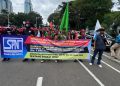 Aksi demo buruh di Jalan Medan Merdeka Selatan membuat lalu lintas menuju Patung Kuda macet panjang. Massa buruh menuntut kenaikan Upah Minimum Provinsi Jakarta. (Foto: Andreas Kristianto/Bloomberg Technoz)