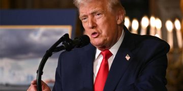 Donald Trump mengisyaratkan Presiden Venezuela Nicolas Maduro sebaiknya mundur di tengah tekanan militer dan blokade minyak AS. (Foto: AFP)