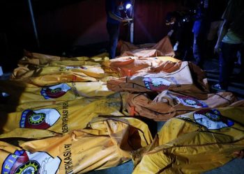 Polisi menyebut hampir seluruh korban kebakaran panti jompo di Manado sulit dikenali. Identifikasi dilakukan melalui pengambilan data DNA keluarga korban. (Foto: CNBC)