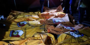 Polisi menyebut hampir seluruh korban kebakaran panti jompo di Manado sulit dikenali. Identifikasi dilakukan melalui pengambilan data DNA keluarga korban. (Foto: CNBC)