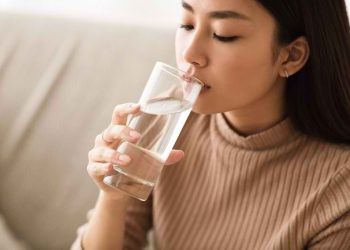 Menjaga asupan air putih cukup bisa bantu regulasi tekanan darah. Simak penjelasan medis tentang korelasi hidrasi dan hipertensi. (Foto: Alodokter)