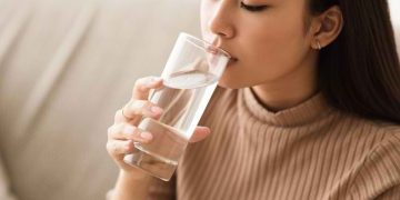 Menjaga asupan air putih cukup bisa bantu regulasi tekanan darah. Simak penjelasan medis tentang korelasi hidrasi dan hipertensi. (Foto: Alodokter)