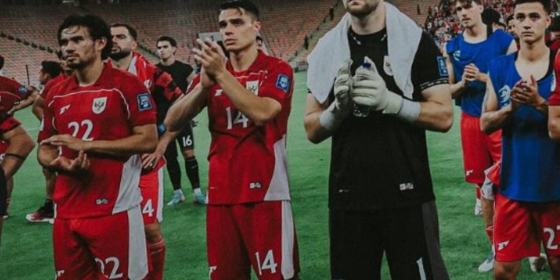 Rumor Maarten Paes dan Joey Pelupessy ke Persib Bandung semakin menguat. Simak prediksi formasi Persib jika dua pemain naturalisasi ini benar bergabung. (Foto: Foto: Instagram/joeypelupessy)