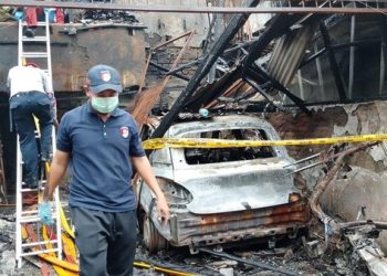 Kebakaran rumah di Penjaringan Jakarta Utara menewaskan lima orang. Api diduga berasal dari ledakan baterai mobil listrik. (Dok. Polsek Penjaringan)