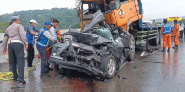 Rem blong memicu kecelakaan maut di Tol Cipularang yang menewaskan satu orang. Pakar keselamatan menjelaskan penyebab dan cara pencegahannya. (Foto: news.okezone.com)