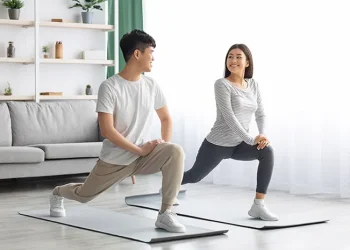 Olahraga terbukti membantu mengurangi stres, depresi, dan kecemasan serta meningkatkan kualitas tidur dan suasana hati. (Foto: Halodoc)