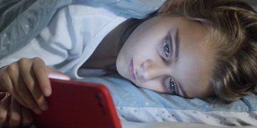 Fenomena brain rot akibat konsumsi video pendek berlebihan menunjukkan perubahan nyata pada otak. Simak temuan ilmiahnya.