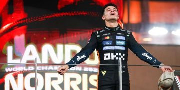 Lando Norris resmi menjadi juara dunia F1 2025 setelah finis ketiga di GP Abu Dhabi. Kemenangan dramatis menutup penantian panjang McLaren. (Foto: Getty Images/NurPhoto)