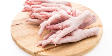 Apakah ceker ayam mengandung kolesterol tinggi. Ahli gizi menjelaskan kandungan nutrisi, risiko, dan aturan konsumsi yang aman. (Foto: chickin.id)