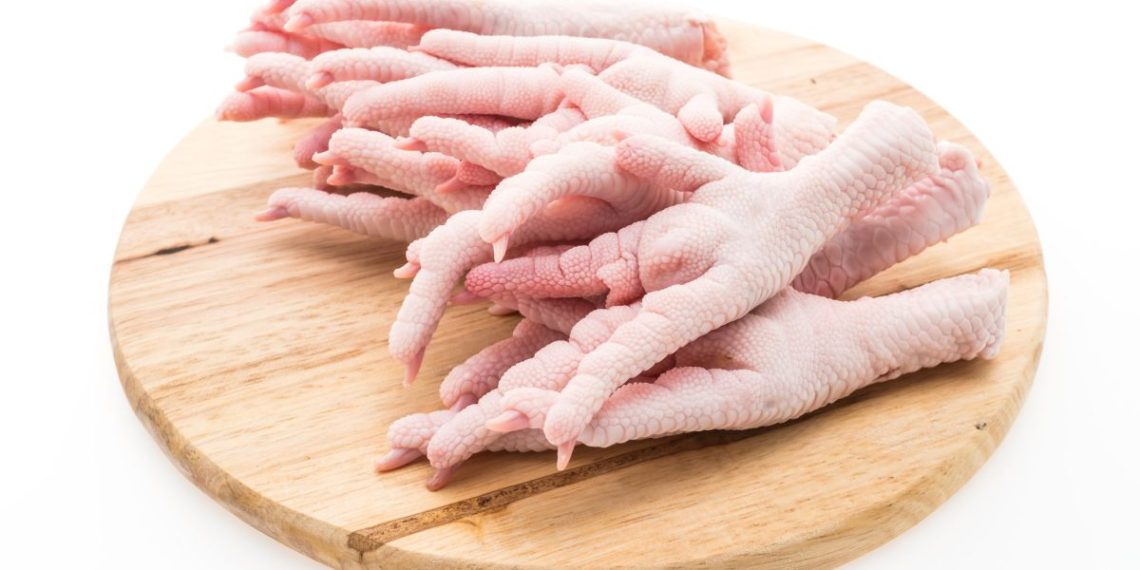 Apakah ceker ayam mengandung kolesterol tinggi. Ahli gizi menjelaskan kandungan nutrisi, risiko, dan aturan konsumsi yang aman. (Foto: chickin.id)