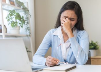 Menatap layar lama? Terapkan teknik 20-20-20, atur pencahayaan dan jarak, serta istirahatkan mata untuk hindari stres mata. (Foto: Alodokter)