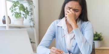 Menatap layar lama? Terapkan teknik 20-20-20, atur pencahayaan dan jarak, serta istirahatkan mata untuk hindari stres mata. (Foto: Alodokter)